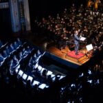 “VER.ME.LHO”, de Anna Marcondes, propõe um mergulho no subconsciente e nas narrativas femininas da cidade de São Paulo